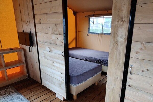 Slaapkamer - Flevoland Glamping Escape in Bant (5)