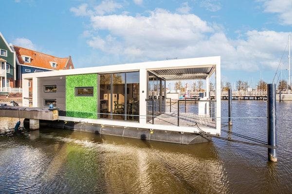Buitenkant - Prachtige woonboot met gedeeld zwembad in Volendam (1)