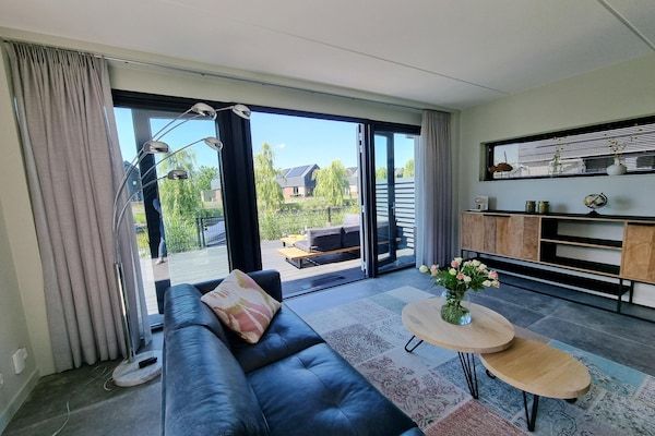 Woonkamer - Watervilla in Balk aan het Slotermeer in Balk (4)