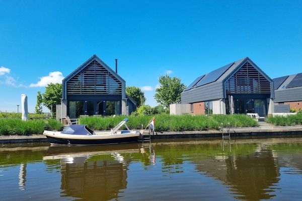 Buitenkant - Villa in Balk met eigen steiger aan Slotermeer in Balk (1)