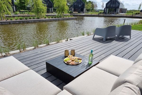 Terras - Villa in Balk met eigen steiger aan Slotermeer in Balk (3)