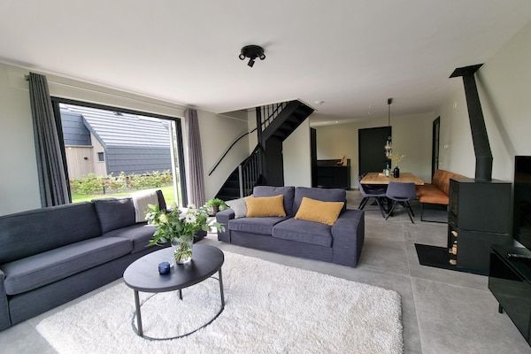 Woonkamer - Villa in Balk met eigen steiger aan Slotermeer in Balk (4)