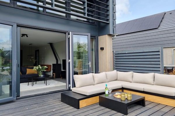 Terras - Villa in Balk met eigen steiger aan Slotermeer in Balk (2)