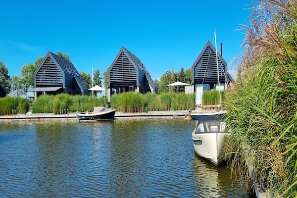 Buitenkant - Villa in Balk met eigen steiger aan Slotermeer in Balk (2)