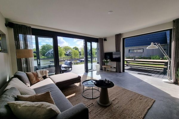 Woonkamer - Villa in Balk met eigen steiger aan Slotermeer in Balk (4)