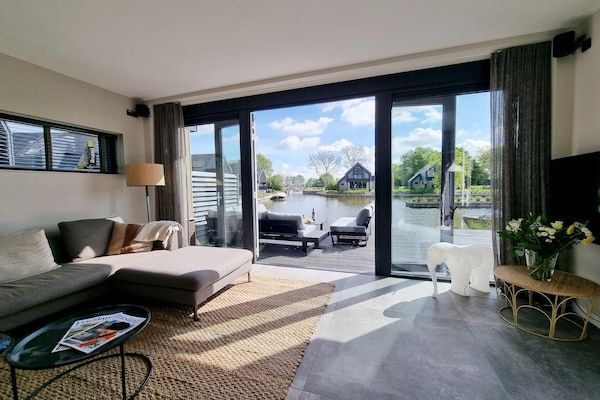 Woonkamer - Villa in Balk met eigen steiger aan Slotermeer in Balk (5)