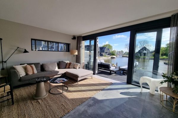 Woonkamer - Villa in Balk met eigen steiger aan Slotermeer in Balk (3)
