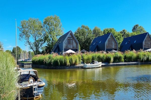 Buitenkant - Villa in Balk met eigen steiger aan Slotermeer in Balk (1)