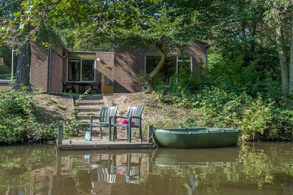Buitenkant - Bungalow in Weert met Privé Steiger in Weert (1)