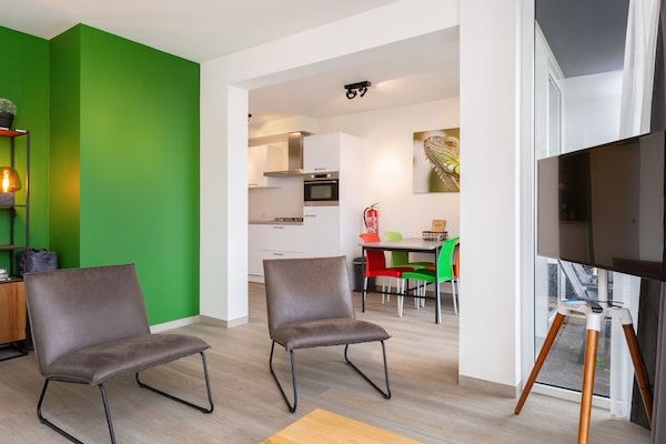 Woonkamer - Appartement bij Sneekermeer en Jachthaven in Offingawier (5)