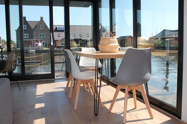Eetkamer - Woonboot in Stavoren met Uitzicht op Water in Stavoren (3)