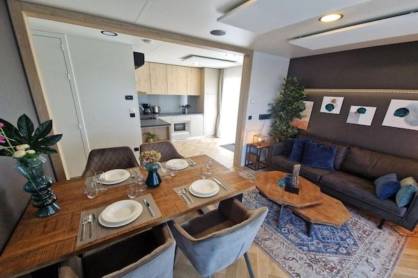 Woonkamer - Modern chalet met veranda voor 4 personen in Berg en Terblijt (3)