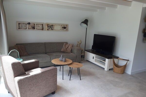 Woonkamer - Stijlvol vakantiehuis aan zee in Tuitjenhorn (2)