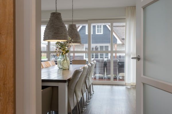 Eetkamer - Villa in Friesland met Sauna en Whirlpool in Delfstrahuizen (5)