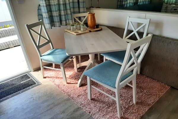 Eetkamer - gezellig chalet voor koppels in Oostkapelle (3)