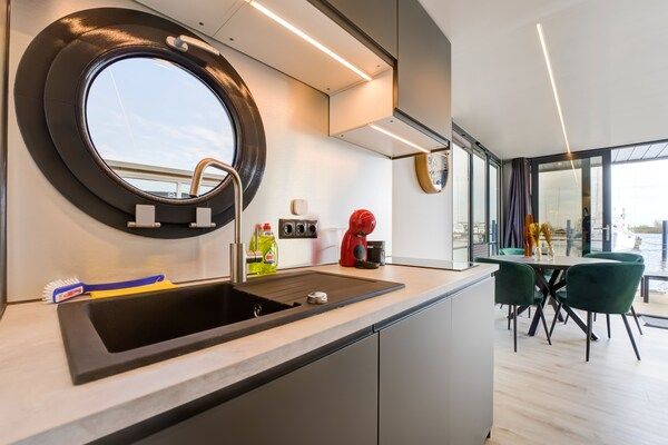 Keuken - Prachtige woonboot in de jachthaven van Volendam in Volendam (4)