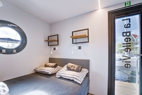 Slaapkamer - Prachtige woonboot in de jachthaven van Volendam in Volendam (5)
