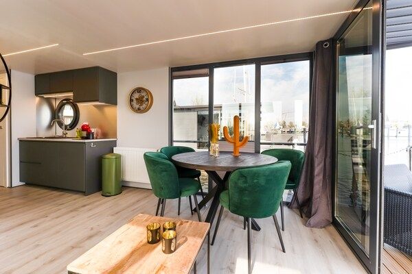 Eetkamer - Prachtige woonboot in de jachthaven van Volendam in Volendam (3)