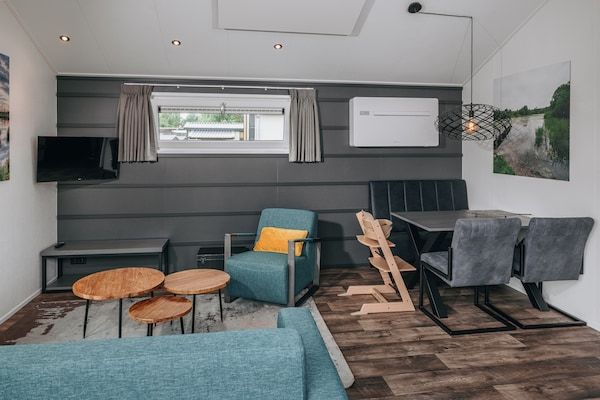 Woonkamer - Mooi chalet met ac en sloep in Giethoorn (2)