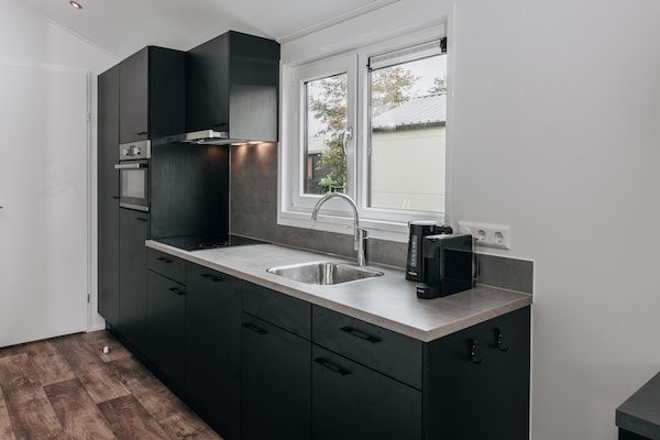 Keuken - Leuk en gezellig chalet met ac en sloep in Giethoorn (3)