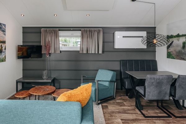 Woonkamer - Leuk en gezellig chalet met ac en sloep in Giethoorn (2)