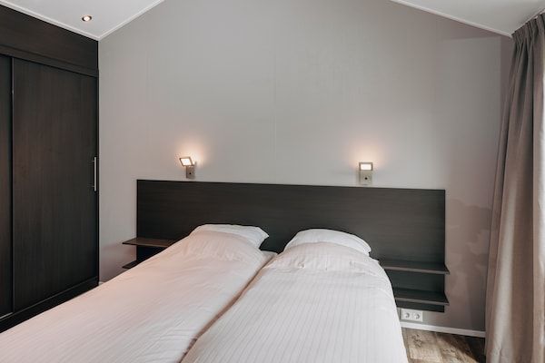 Slaapkamer - Leuk en gezellig chalet met ac en sloep in Giethoorn (4)