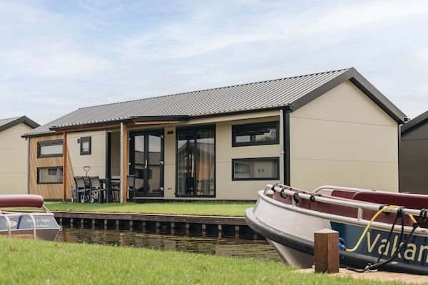 Buitenkant - Leuk en gezellig chalet met ac en sloep in Giethoorn (1)