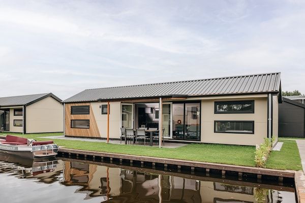 Buitenkant - Omheinde tuin familiechalet in Giethoorn (1)