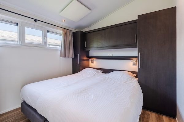 Slaapkamer - Chalet met privé-aanlegsteiger in Giethoorn (5)