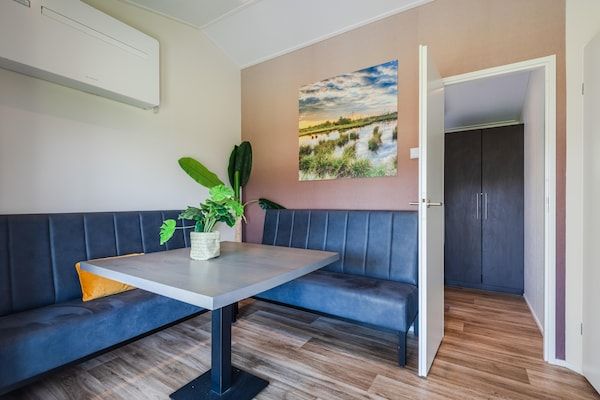 Woonkamer - Chalet met privé-aanlegsteiger in Giethoorn (2)