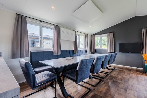 Eetkamer - Chalet met privé-aanlegsteiger in Giethoorn (3)