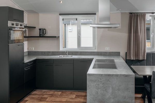 Keuken - Chalet met privé-aanlegsteiger in Giethoorn (3)