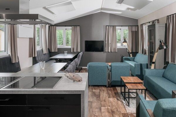 Woonkamer - Chalet met privé-aanlegsteiger in Giethoorn (2)