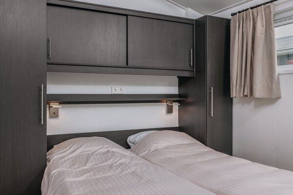Slaapkamer - Chalet met privé-aanlegsteiger in Giethoorn (4)