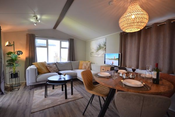 Woonkamer - Chalet aan de Waddenzee met Tuin in Hippolytushoef (2)