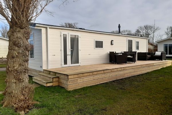 Buitenkant - Chalet aan de Waddenzee met Tuin in Hippolytushoef (1)