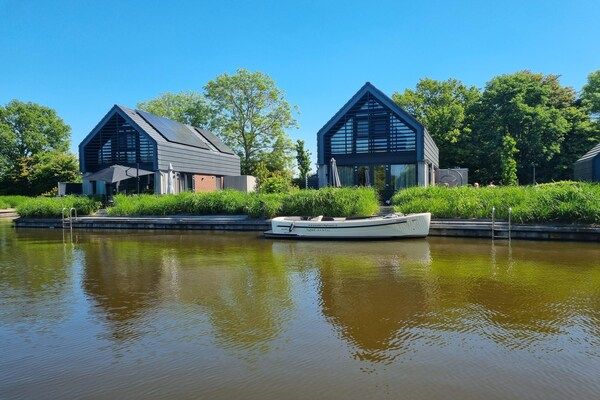 Buitenkant - Watervilla in Balk met Privé Steiger in Balk (2)