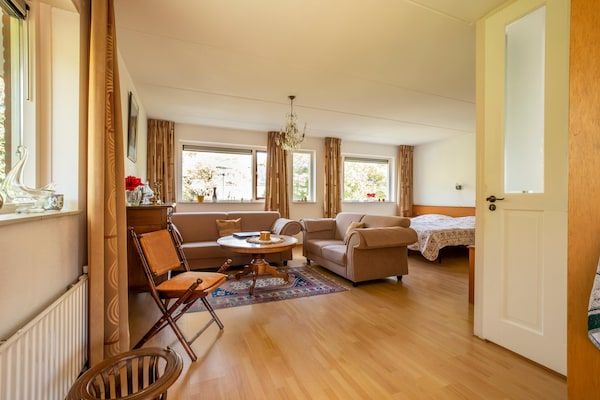 Woonkamer - Comfortabel vakantiehuis in Hoorn met Frans balkon in Hoorn (5)