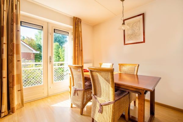 Eetkamer - Comfortabel vakantiehuis in Hoorn met Frans balkon in Hoorn (3)