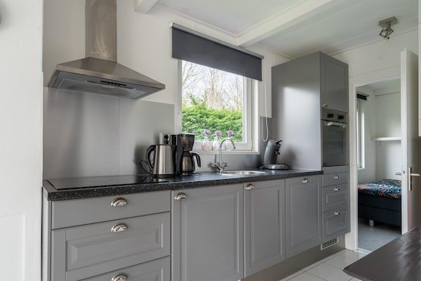Keuken - Vakantiehuis in Zeeland bij meer in Baarland (4)