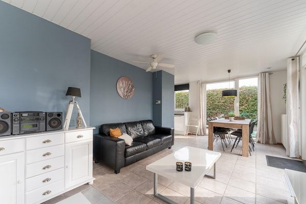 Woonkamer - Vakantiehuis in Zeeland bij Meer in Baarland (2)