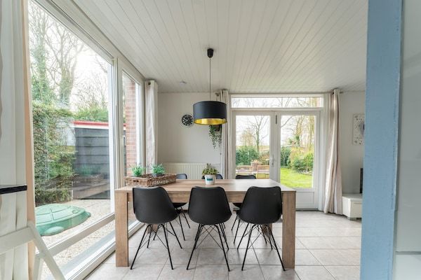 Eetkamer - Vakantiehuis in Zeeland bij Meer in Baarland (3)