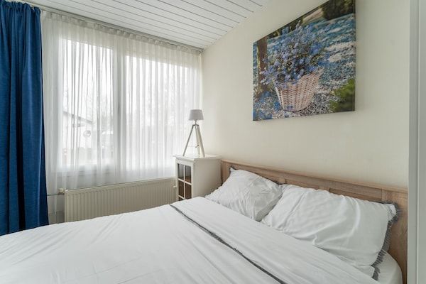Slaapkamer - Vakantiehuis in Zeeland bij Meer in Baarland (5)
