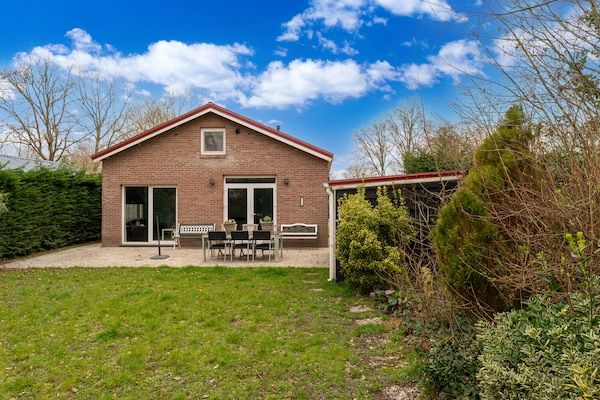 Buitenkant - Vakantiehuis in Zeeland bij Meer in Baarland (1)