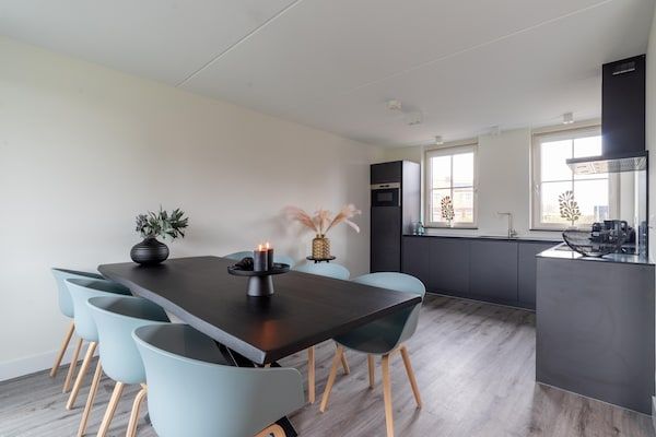 Eetkamer - Villa in Colijnsplaat bij Zee en Sauna in Colijnsplaat (3)