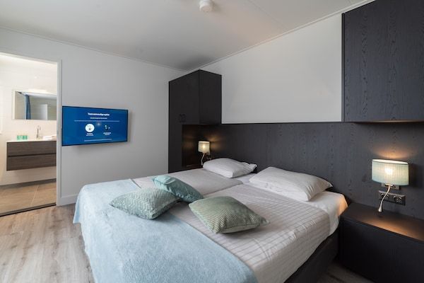 Slaapkamer - Villa in Colijnsplaat bij Zee en Sauna in Colijnsplaat (5)
