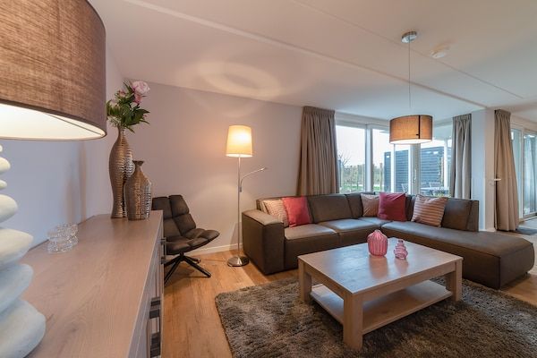 Woonkamer - Villa in Colijnsplaat bij Zee en Sauna in Colijnsplaat (2)