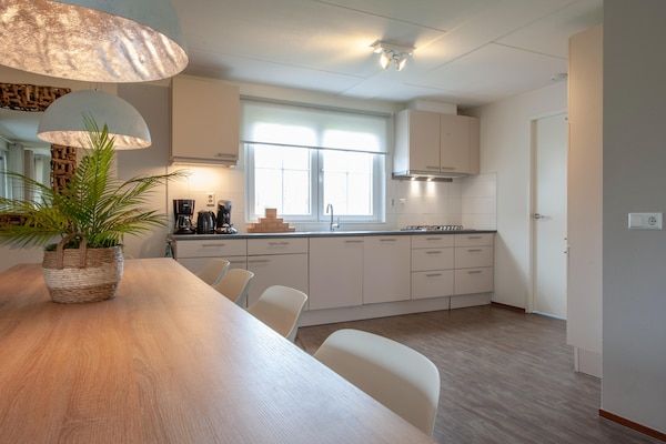 Keuken - Villa bij Noordzeestrand met Sauna in Cadzand-Bad (3)