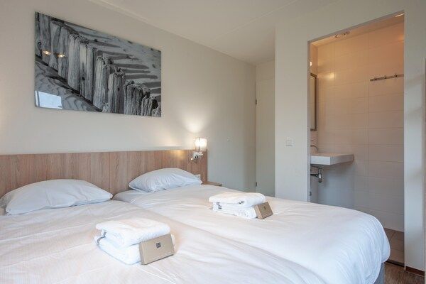Slaapkamer - Villa bij Noordzeestrand met Sauna in Cadzand-Bad (4)
