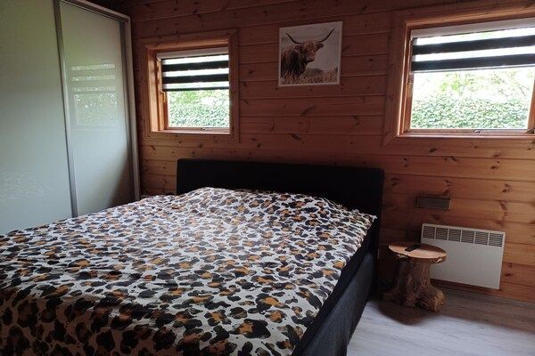 Slaapkamer - Bungalow met omheinde tuin op de Veluwe in Hulshorst (4)
